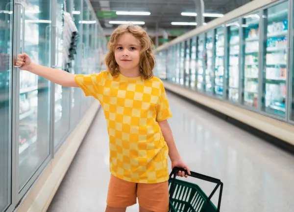 Markette Elinde Alışveriş Sepeti Olan Bir Çocuk Çocuklar Için Sağlıklı — Stok fotoğraf