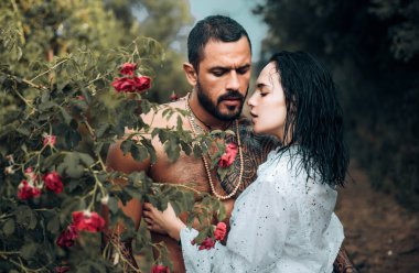 Seni seviyorum. İki aşık. Şehvetli çift öp. Romantik ve aşk kavramı. Hugs birlikte ve tensel dokunma. Kas latin aşığı olan tutkulu kadın. Tutku arzu