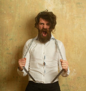 Komik, çılgın adam pantolonunu indirirken samimi yüz ifadesi haykırıyor. Taranmamış dağınık saçlı sakallı adam.