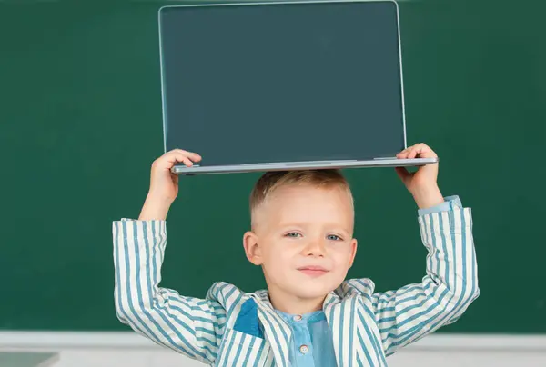 Escola Criança Segurando Laptop Cabeça Usando Laptop Digital Classe Retrato — Fotografia de Stock