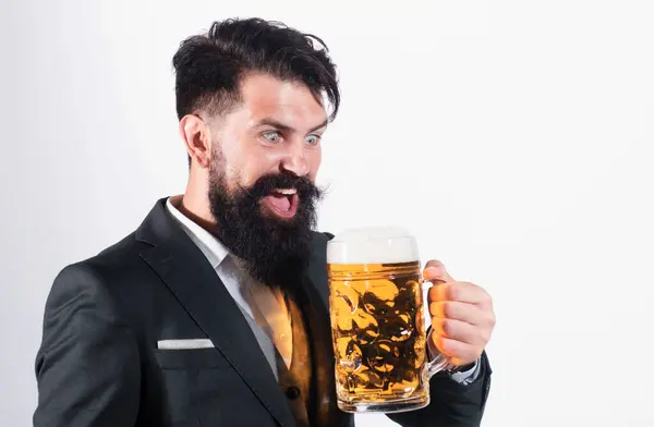 ビール片手にグラスを持っている古典的なスーツの面白い興奮した男 ビールで笑顔の男 バーテンダーで幸せな醸造者 — ストック写真