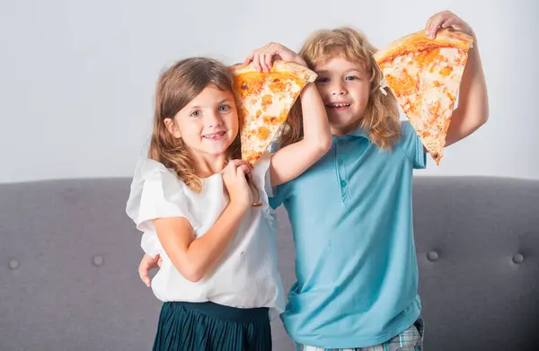 Çocuk Pizza Yiyor Içeride Gülümsüyor Mutlu Gülümseyen Çocuklar Ellerinde Pizza — Stok fotoğraf