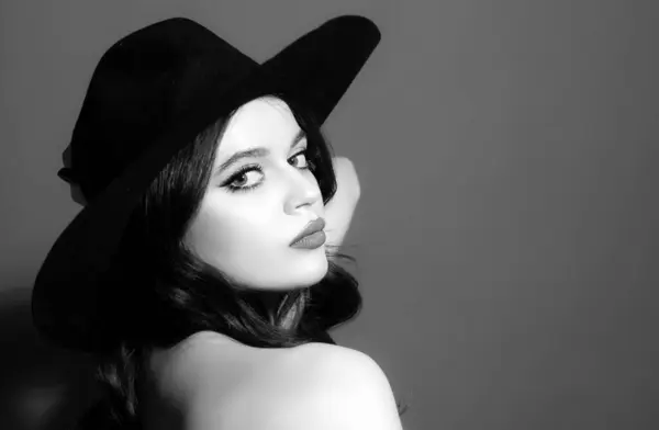 Beautiful Woman Black Hat Sensual Retro Fashion Isolated High Fashion — Stock Photo, Image