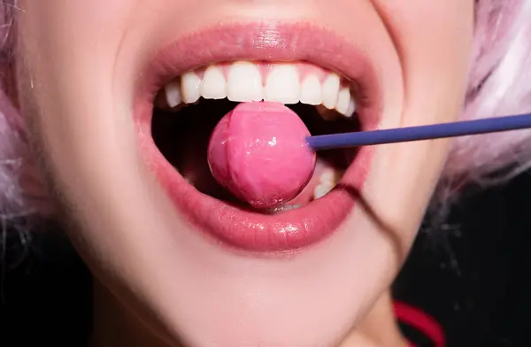 Zmysłowe Czerwone Usta Słodyczami Druku Czerwony Lizak Ustach Projekcie Artystycznym — Zdjęcie stockowe