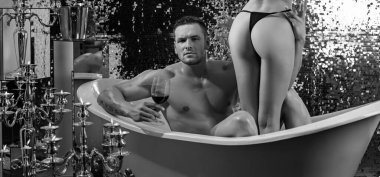 Aşık bir çiftin romantik portresi. Tutkulu bir adam şehvetli bir kadını öpüyor. Sarıl ve öp. Sevgi dolu çift sarılıyor