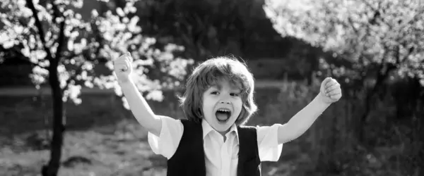 Ευτυχισμένο Παιδί Στην Αυλή Του Σχολείου Στον Ανθισμένο Κήπο Αγόρι — Φωτογραφία Αρχείου