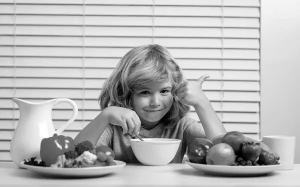 Ragazzino Che Colazione Sana Nutrizione Sviluppo Bambini Mangiare Verdure Bambino — Foto Stock