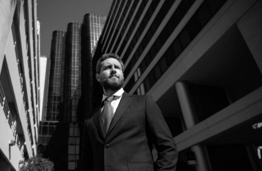 Lüks bir açık uzay iş merkezinde yönetici. Dışarıda başarılı bir iş adamı.