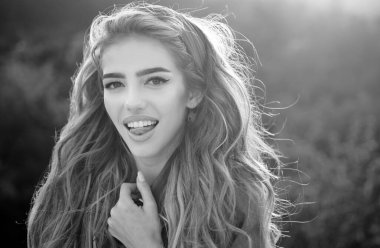 Güzellik ve özen. Doğal makyaj. Yazlık kadın dışarıda. Tedavi ve cilt bakımı