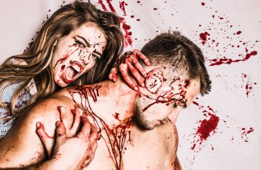 Berbat bir Cadılar Bayramı. Kana susamışlar. Kasaplık. Kanlar içinde. Çılgın çift.