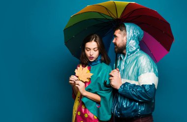 Komik çift sonbahar satışına hazırlanıyor. Sakallı adam ve fularlı güzel kız sonbahar satışlarından memnunlar. Tüm sonbahar koleksiyonu için indirim, inanılmaz indirimler ve harika bir seçim.