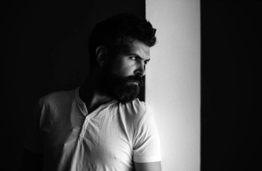 Ciddi yüzlü, kendine güvenen çekici bir adam. Gölge erkek yüzü