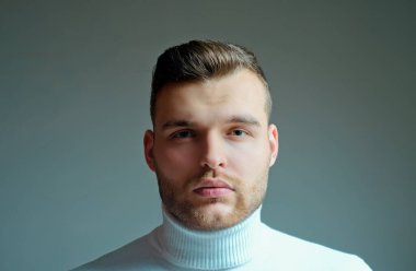 Saç stili berber. Tıraşsız maço yüzlü adam. Berber dükkanı konsepti. Acımasız kıllar. Tıraşsız yakışıklı adam. Erkeklik ve güzellik. Tıraşsız, şık görünümlü bir adam. Tüyler kırpılıyor.