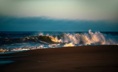 Okyanus manzarası, güzel deniz duvar kağıdı. Huzurlu su arka planına sahip cennet plajı