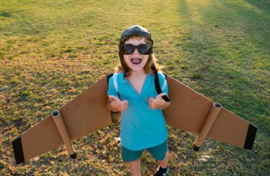Çocuk roket pilotu olmayı hayal ediyor. Hayal gücü ve motivasyon konsepti. Çocuk uçmayı hayal ediyor. Tasasız çocuk dışarıda oynuyor.