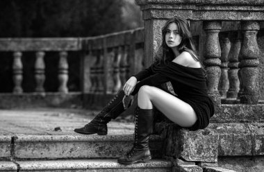 Avrupa 'nın yaz şehrinde güzel bir kadın model. Sokakta poz veren moda bir kadın.