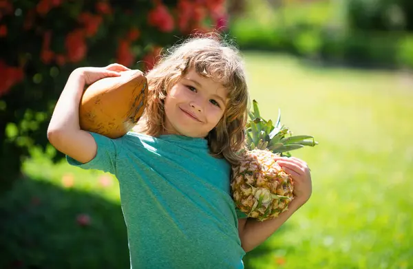 Roztomilé Dítě Ananasem Kokosem Tropické Zahradě Čerstvé Tropické Ovoce Pro — Stock fotografie