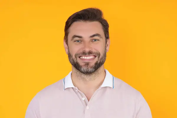 Usmívající Mužský Model Izolovaný Žluté Pozitivní Muž Dobré Náladě Přátelský — Stock fotografie