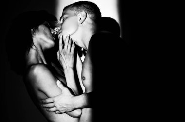 Seks ve öpücük. Aşık çift öpüşüyor. Tutkulu çift öpüştü. Yakından öp. Romantik bir an. Şefkatli aşıklar. Çift kucaklaşır ve öpüşür. Gerçek aşk. Sevgi dolu kucaklama. Rüya gibi bir öpücük. Öpücük içinde aşk