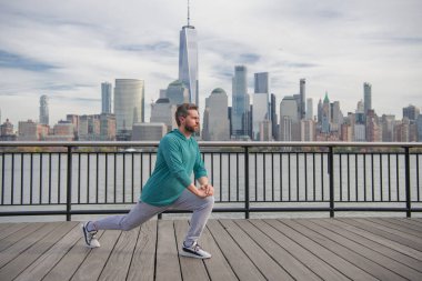 New York City 'de egzersiz yapan adam. New York 'ta antrenman yapan mutlu bir adam. Formda kalma, enerji ve sağlıklı egzersiz eğitimi için kıdemli koşucu motivasyonu. Spor, spor ve egzersiz.