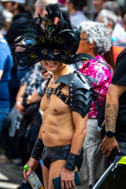 CSD Hamburg Pride, 5 Ağustos 2023: Lezbiyen Gay Biseksüel Travesti ve Panseksüel Topluluğu. Eşcinseller geçit töreninde. LGBT gururu. Eşcinsel adam ve seks konsepti. Transseksüel Günü ve LGBT gururu