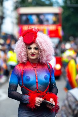 CSD Hamburg Pride, 5 Ağustos 2023: lezbiyen, gay, biseksüel, transseksüel, eşcinsel ve panseksüel topluluk. Trans makyaj yapan transseksüeller ve kadın kıyafetleri. LGBT 'de bir transseksüel gay gururu