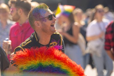 Hamburg Pride, 5 Ağustos 2023, eşcinsel geçit töreni. Homoseksüel erkek kavramı. Transseksüel kadın. Gurur ayı. Gurur ve CSD. Seks oryantasyonu. Gay gururu. Gay Adam ve Seks Konsepti