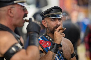 CSD Hamburg Pride, 5 Ağustos 2023: Çeşitlilik ve insan hakları. Cinsiyet kimliği. Gay geçit töreni. Mantar delisi, eşcinsel erkekler. Gurur ayı. Homoseksüel çift. Erkek Transseksüel.