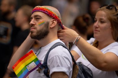 CSD Hamburg Pride, 5 Ağustos 2023: Erkek Transseksüel. Lezbiyen Gay Biseksüel Cinsiyet Değiştiren Eşcinsel ve Panseksüel Topluluğu. Transseksüel adam