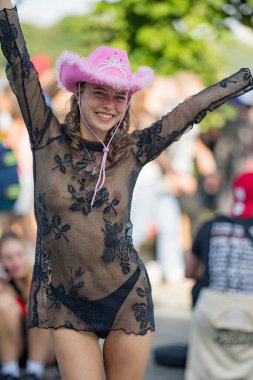 CSD Hamburg Pride, 5 Ağustos 2023: Gurur festivali sırasında sokakta Igbt gökkuşağı bayrağı taşıyan seksi lezbiyenler. Kadın cinsiyeti kimlik konsepti. Lezbiyen gururu ayı. Gey gururu etkinliğinde lezbiyen