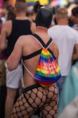 Gurur ve CSD. Eşcinseller geçit töreninde. Çeşitlilik ve insan hakları. Transseksüel Günü ve LGBT gurur konsepti. Cinsel özgürlük için gurur günü aşk çeşitliliği