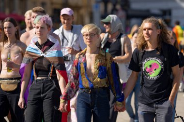 Cinsellik özgürlüğü için gurur günü, aşk çeşitliliği kutlaması ve insan hakları için mücadele. Homoseksüel çift. Transseksüel kişi. Gurur ayı. Mantar delisi ibne insanlar. Neşeli geçit