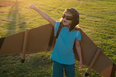 Çocuk oyuncak jetpack ile oynuyor. Çocuk geleceğin hayalini kuruyor. Çocuk pilot rüya görüyor. Çocukluk hayali konsepti. Sarışın, tatlı hayalperest çocuk uçarken rüya görüyor. Hayaller ve hayal gücü. Yaratıcı çocuk.