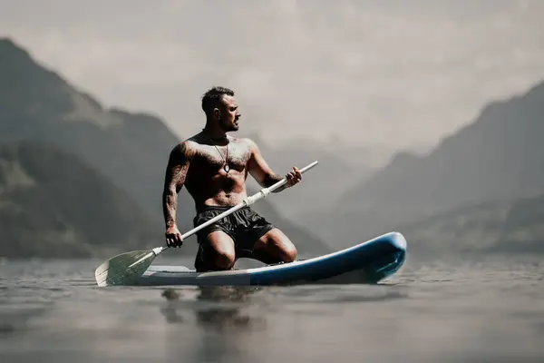 Homem Com Prancha Remo Homem Remando Paddleboard Muscular Forte Hispânico — Fotografia de Stock