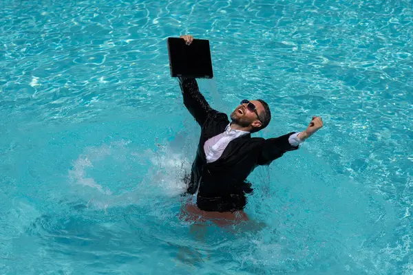 Negócios Verão Piscina Homem Negócios Terno Laptop Respingo Água Piscina — Fotografia de Stock