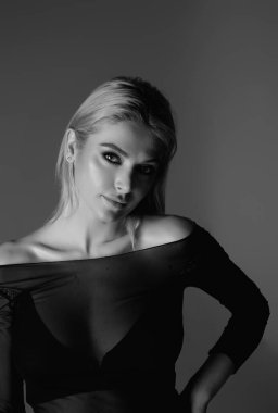 Gençlik ve cilt bakımı konsepti. Stüdyonun arka planında izole edilmiş şehvetli modelin fotoğrafı. Yumuşak, temiz, saf tenli güzel bir kadının portresi. Dudaklarında kırmızı ruj olan genç bir kadının güzel yüzü.