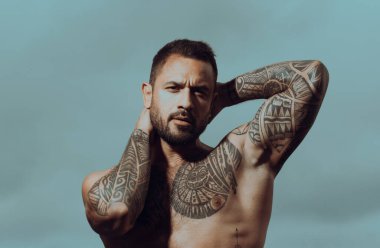Çıplak gövdeli seksi adam. Seksi bir adamın baştan çıkarıcı yüzü. Maço kendinden emin görünüyor