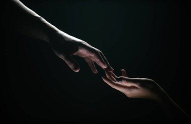 Vedalaşma anında iki el. Parmaklarınla romantik dokunuş, aşkım. Zor zamanlarında arkadaşına yardım et. Kurtarma jesti, destek, dostluk ve kurtuluş kavramı. Erkek ve kadın el ele tutuşuyor