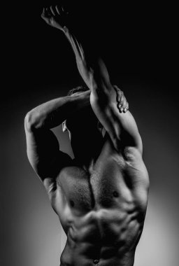 Seksi manken. Kaslı vücut. Güçlü bir adam. Erkek vücut şekli. Atletik Adam üstsüz poz veriyor. Çıplak Gövde 'yle gey. Kaslı vücut modeli. Güçlü ve seksi üstsüz model. Baştan çıkarıcı eşcinsel. Çekici erkek vücudu.