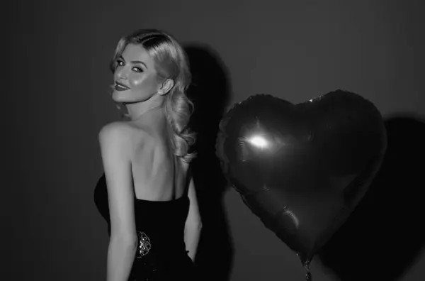 Mooi Meisje Met Hartvorm Luchtballon Studio Geïsoleerde Achtergrond Vrouw Valentijnsdag — Stockfoto