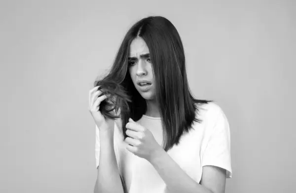 Junge Frau Ist Wegen Haarausfall Sehr Aufgebracht Haarschnitt Und Gesunde — Stockfoto