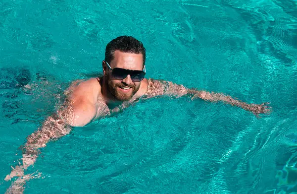 夏の週末 夏休みだ プールで幸せな男 プールパーティーだ 夏のリゾート — ストック写真