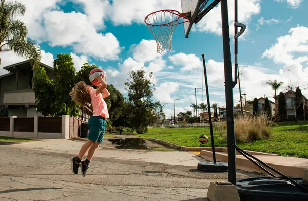 Симпатичный Маленький Мальчик Прыгает Корзинкой Мяч Выстрела Ребёнок Играет Баскетбол — стоковое фото