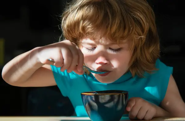 Żywienie Dzieci Zdrowe Nawyki Żywieniowe Dzieci Domowe Jedzenie Chłopak Śniadanie — Zdjęcie stockowe