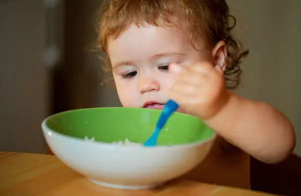 Enfant Bébé Manger Soupe Dans Cuisine Avec Vaisselle Une Cuillère — Photo