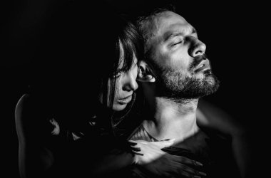 Aşık seksi bir çift. Şehvetli erkek, güzel kadını kucaklıyor. Şefkat ve şefkat. Hassas tutkuları olan seksi bir çift. Erkeğin yanında güzel bir kadın. Romantik erkek ve kız. Hoş bir çift.