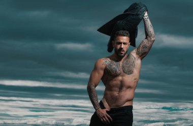 Seksi bir adam. Seksi bir adamın baştan çıkarıcı yüzü. Maço kendinden emin görünüyor. Gökyüzünde ciddi profili olan bir adamın yakın portresi.