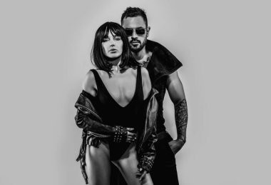 Aşık seksi bir çift. Şehvetli erkek, güzel kadını kucaklıyor. Şefkat ve şefkat. Hassas tutkuları olan seksi bir çift. Erkeğin yanında güzel bir kadın. Romantik erkek ve kız. Hoş bir çift.