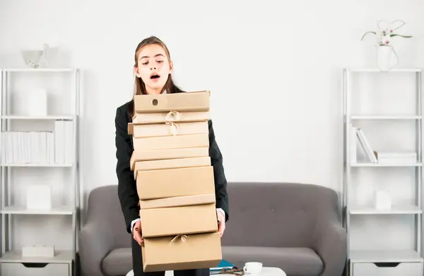 Tristeza Deprimida Empresária Segurando Muitas Pastas Com Documentos Menina Secretária — Fotografia de Stock