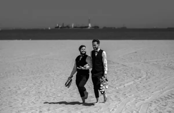 Schwule Männer Gehen Einem Strand Spazieren Lgbt Homosexuelle Eheleute Beim — Stockfoto
